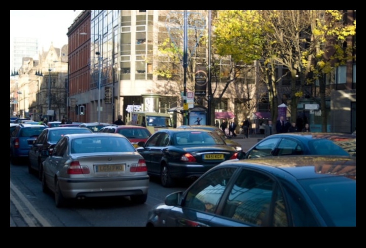 רחובות שקטים: ניווט בסביבות עירוניות עם התגנבות של מכוניות חשמליות