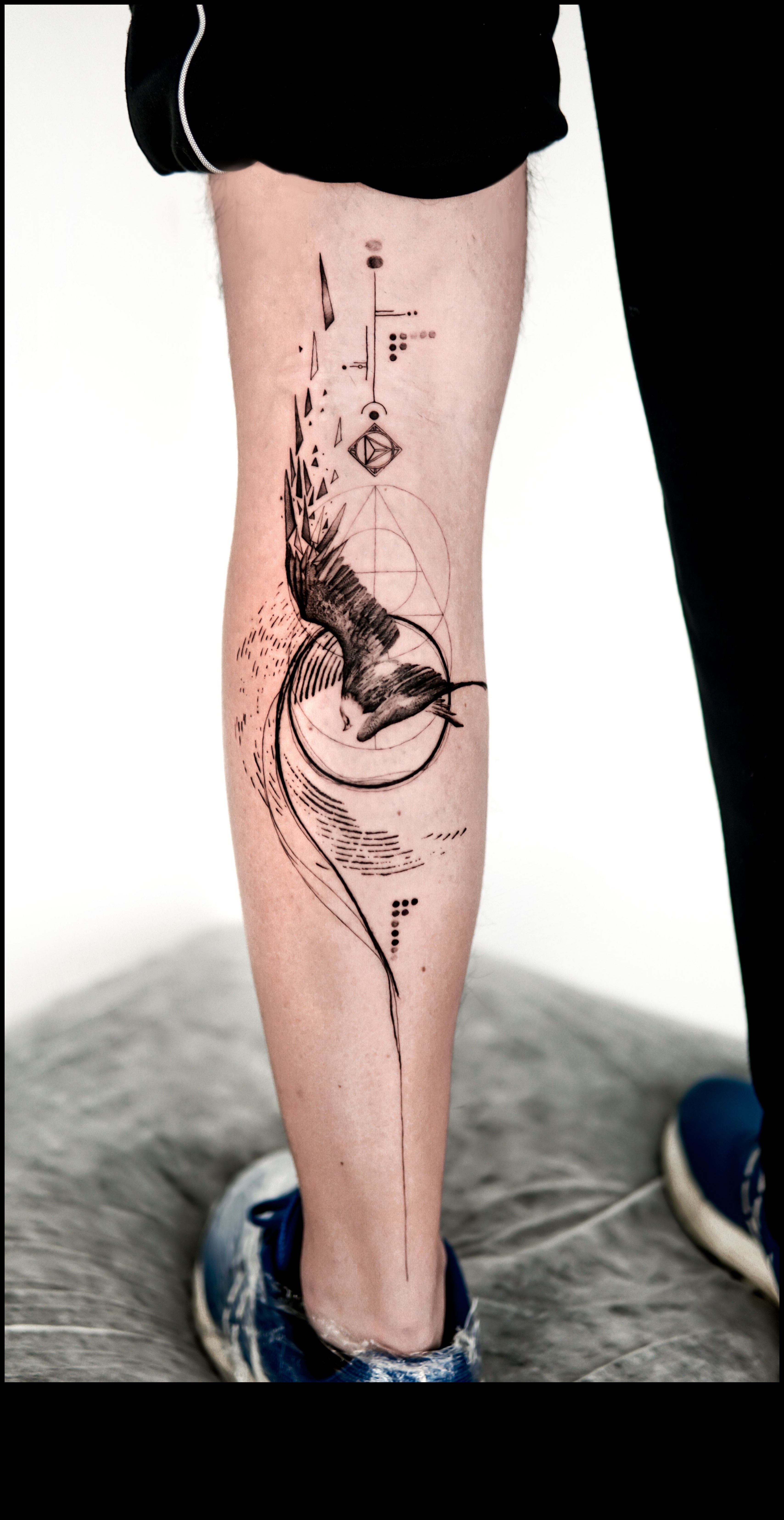 יוקרה בגפיים התחתונות: גלה את האלגנטיות של קעקוע רגליים אמנותיות