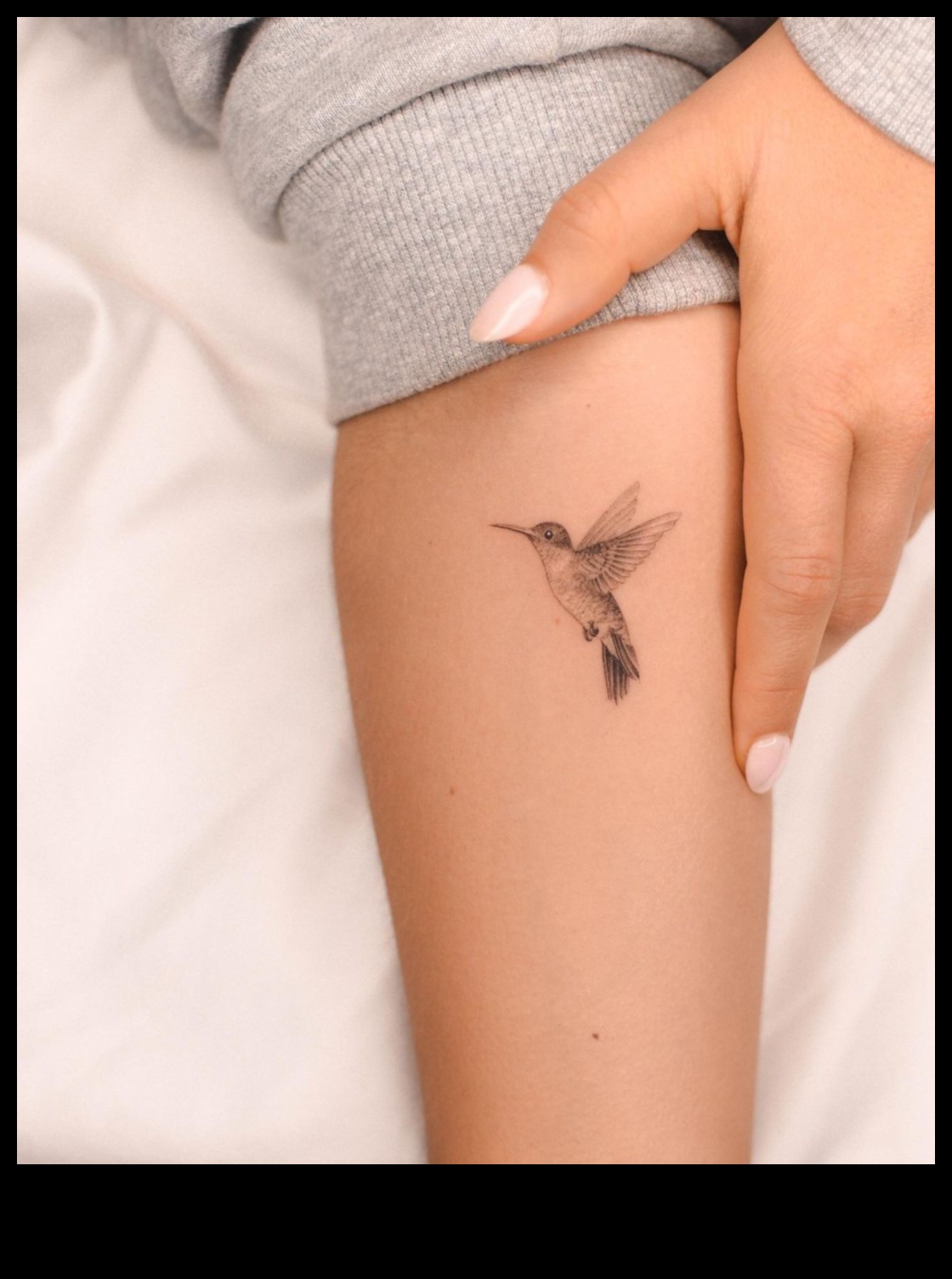 לחישות אומנות קעקועים קטנים בשורש כף היד עם סיפורים עוצמתיים 4 לחישות של אמנות: קעקועים קטנים בשורש כף היד עם סיפורים עוצמתיים