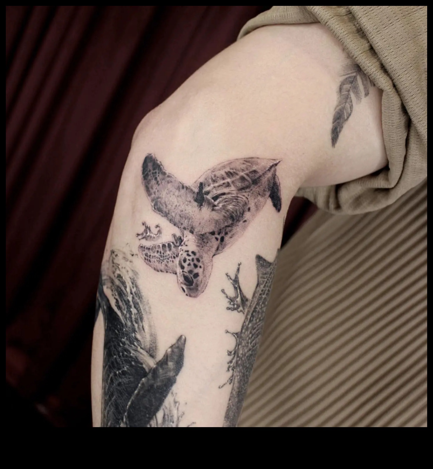 סנפירים ונוצות צוללים לתוך עולם הקעקועים של בעלי חיים ימיים 3 סנפירים ונוצות: צלול לתוך הרפתקאות קעקועים של בעלי חיים ימיים