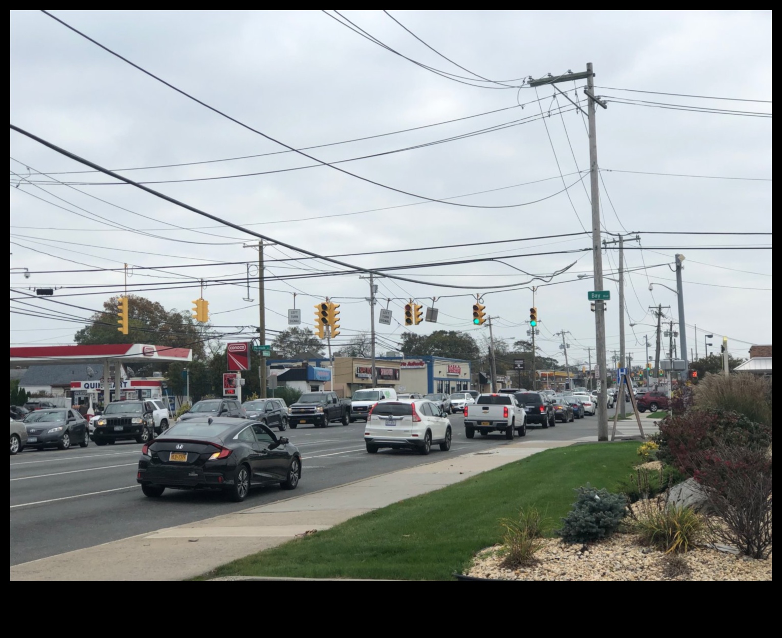 הרמוניות כביש מהיר: התנועה המסונכרנת של טנדרים על הכביש