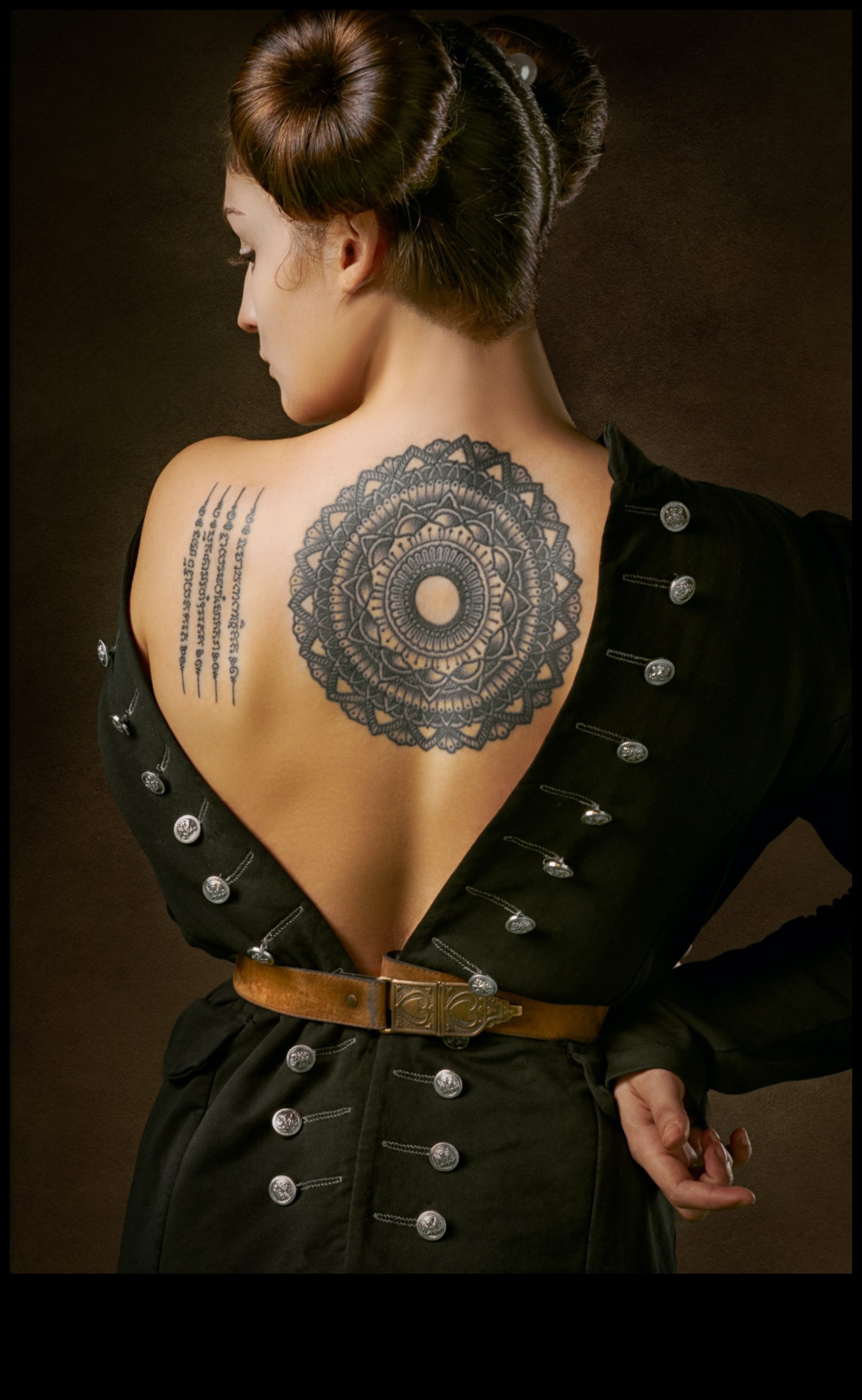 Ink Chronicles מפוסלים באומץ קעקועים שמספרים סיפור 1 כרוניקות דיו: נרטיבים מעוצבים בקעקועים של אמירה מפוסלים באומץ