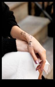 לחישות אלגנטיות: יופי עדין באמנות קעקוע שורש כף היד