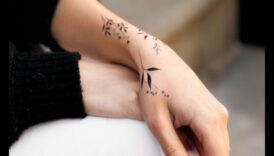 לחישה אלגנטית את הפלא המתוחכם של קעקועים על היד 3 לחישות אלגנטיות: יופי עדין באמנות קעקוע שורש כף היד