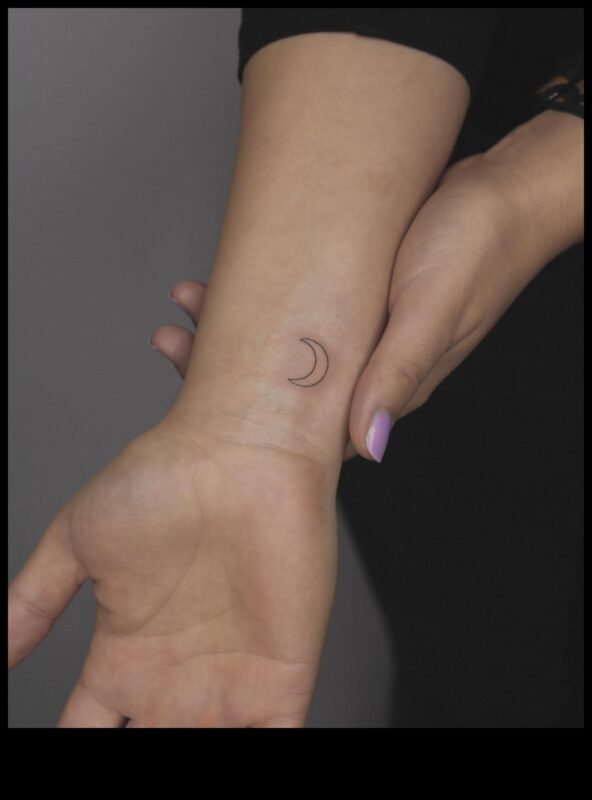 לחישות של אמנות: קעקועים קטנים בשורש כף היד עם סיפורים עוצמתיים