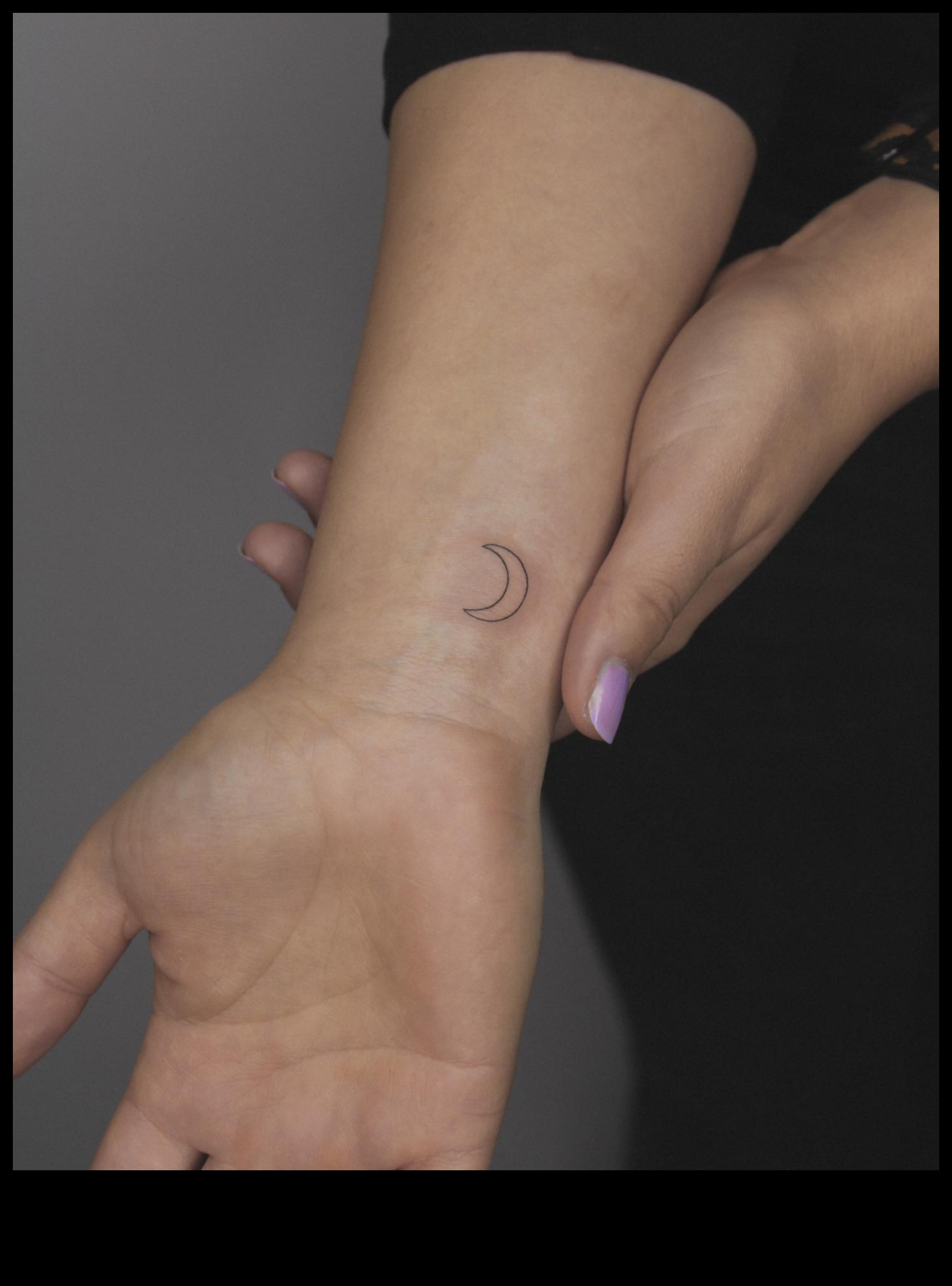 לחישות אומנות קעקועים קטנים עם סיפורים עוצמתיים 1 לחישות של אמנות: קעקועים קטנים בשורש כף היד עם סיפורים עוצמתיים