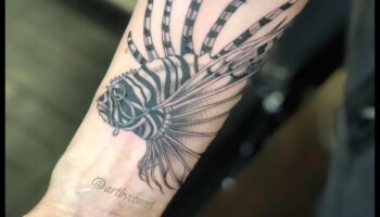 סנפירים ונוצות: צלול לתוך הרפתקאות קעקועים של בעלי חיים ימיים