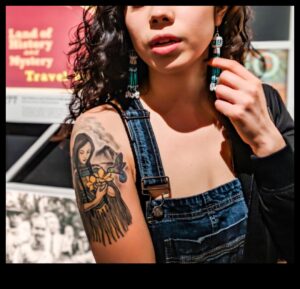 Ankle Odyssey: צלול לתוך סיפורי קעקועים ארעיים