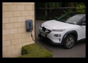 רחובות שקטים: ניווט בסביבות עירוניות עם התגנבות של מכוניות חשמליות