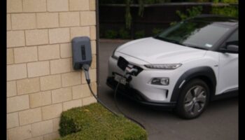 רחובות שקטים: ניווט בסביבות עירוניות עם התגנבות של מכוניות חשמליות